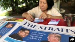 2018年5月11日在新加坡街头报摊贩卖的刊登川普与金正恩会晤消息的《海峡时报》。