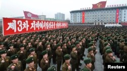지난해 2월 북한 평양에서 핵 실험 성공을 축하하는 집회에 군인들이 참석했다. (자료사진)