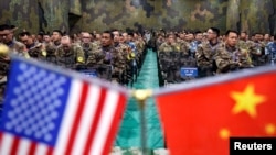 美國陸軍和中國軍人在江蘇省南京參加聯合救災演練後的儀式。（2018年11月17日）
