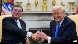 美國總統特朗普（Donald Trump）2月7日在白宮會見來訪的日本首相石破茂（Shigeru Ishiba）。圖為兩人握手致意。