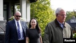 中國華為公司首席財務官孟晚舟週5月8日離開她在溫哥華的家，就她可能被引渡到美國問題到加拿大的不列顛哥倫比亞法院出席問訊。