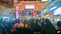 農曆春節的台灣台北饒河夜市。(2023年1月25日）