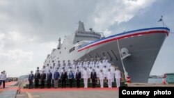 台灣總統蔡英文9月30日上午前往高雄主持“玉山軍艦交艦典禮”。