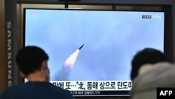 지난달 29일 한국 서울역 내 TV에서 북한 탄도미사일 발사 뉴스가 방송되고 있다. (자료사진)