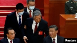 2022年10月22日，在北京人民大會堂舉行的中共二十大閉幕式上，前中共總書記胡錦濤被警衛扶著離席。