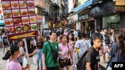 這張照片拍攝於2023年10月3日，顯示的是中國游客在10月初國慶黃金周期間前往澳門旅游。（法新社）