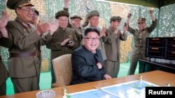 北韓最高領導人金正恩一次導彈發射後與指揮人員在一起（資料照片）
