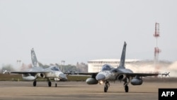 1月7日，台灣空軍防禦戰機在台中清泉崗空軍基地舉行的戰備演習中緊急起飛。
