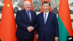2023年12月4日中國國家主席習近平(右)在北京與來訪的白俄羅斯總統盧卡申科握手。