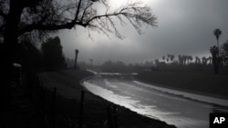 ARCHIVO - California ha sido escenario de potentes tormentas y ríos atmosféricos en los últimos meses, en esta imagen 22 de febrero de 2024 se muestra una formación de densa neblina en Los Ángeles.