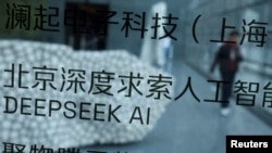 路透社2月25日引述六名知情人士的消息報道，由於中國人工智能模型“深度求索” (DeepSeek)引發的需求大幅提升，中國企業購買英偉達(Nvidia)H20人工智能芯片的訂單暴增。