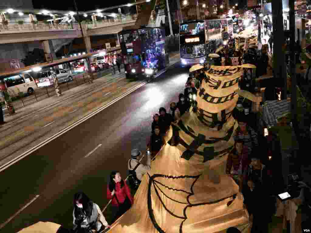 香港學生組織及泛民主派政黨發起平安夜遊行,延續雨傘運動精神,爭取真普選