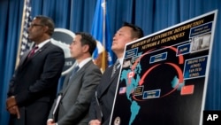 美國司法部舉行的記者會上，執法官員站在一張芬太尼分銷海報旁（2017年10月17日）