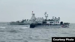 台灣海巡署一艘巡防艇(前)在金門附近限制水域與一艘中國海警船併航並進行廣播驅離。 (2024年12月27日，台灣海巡署提供)