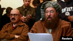 مولانا سمیع الحق اور عرفان صدیقی (فائل فوٹو)