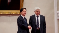 台積電董事長魏哲家在台灣總統賴清德陪同下說明加碼投資美國的緣由，並稱不會影響到台灣拓展產線的計畫。 (美國之音特約記者/李昕儒)
