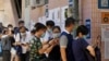 在港版国安法的压力下，香港市民排队参与民主派立法会初选投票。