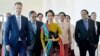 ICJ တွင် ကြားနာစစ်ဆေးမည့်ကိစ္စ ရင်ဆိုင်ဖြေရှင်းရန် နယ်သာလန်နိုင်ငံသို့ ထွက်ခွာသွားသည့် နိုင်ငံတော်၏အတိုင်ပင်ခံပုဂ္ဂိုလ် ဒေါ်အောင်ဆန်းစုကြည်။ (ဒီဇင်ဘာ ၈၊ ၂၀၁၉)