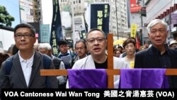 和平佔中三名發起人陳健民（左起）、戴耀廷、朱耀明帶領民主苦路 (攝影﹕美國之音湯惠芸)