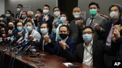 香港民主派議員在立法會舉行新聞發布會之前拍照。 2020年11月11日