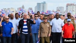 El expresidente de Cuba, Raúl Castro, y el presidente de Cuba, Miguel Díaz-Canel, caminan por el malecón frente al mar durante una protesta contra el embargo comercial a Cuba por parte de Estados Unidos, en La Habana, Cuba, el 20 de diciembre de 2024.