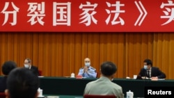 中國全國人大委員長栗戰書（右）中央軍委副主席許其亮（中）在北京出席“反分裂國家法”會議。（2020年5月29日）