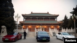 資料照：特斯拉CEO馬斯克在北京與中國總理李克強會談期間，一輛特斯拉汽車停在中南海的一所建築外。（2019年1月9日）
