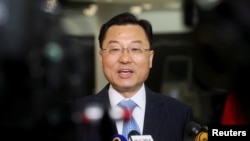 中國駐美大使謝峰抵達紐約肯尼迪國際機場時對媒體講話。（2023年5月23日）