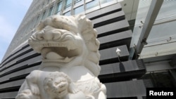 北京金融街一家銀行外的一尊雄獅石雕。（2021年7月9日）