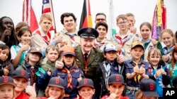 Retired Col. Gail Halvorsen, center, poses with boys and girls as he attends a ceremony to dedicate the baseball and softball field of the Berlin Braves baseball team in 'Gail Halvorsen Park' in Berlin , May 11, 2019. 