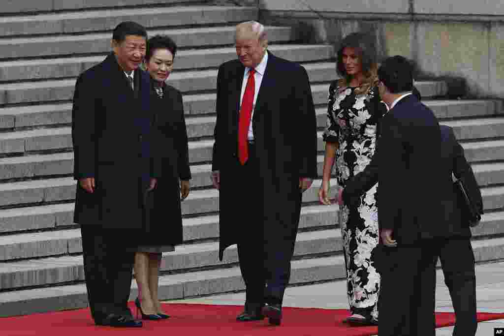 O Presidente chinês, Xi Jinping, a primeira-dama Peng Liyuan, o Presidente americano, Donald Trump e a primeira-dama Melania Trump chegam ao Grande Salão do Povo em Pequim para uma cerimónia. 9 de Novembro, 2017