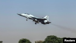 一架JF-17雷霆戰鬥機在2013年6月7日從巴基斯坦北部的薩戈達的穆沙夫空軍基地起飛。這款“梟龍”戰機由中國航空工業公司和巴基斯坦航空綜合企業聯合開發。