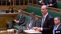 英國外相藍韜文在國會下議院發表聲明立即暫停與香港的引渡條約。 （2020年7月20日）