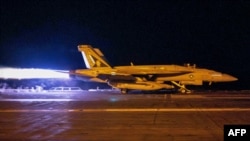 2024年1月12日，一架戰機從美國海軍艾森豪威爾號航空母艦上起飛參加回擊胡塞組織對紅海航船的攻擊。