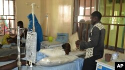 Wasu daga cikin wadanda harin Bom din da aka kai a Maiduguri a asibiti ana yi masu magani 16, ga Oktoba 2015.