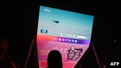 一名男子觀看中國在台灣週邊進行“聯合利劍”軍事演習的新聞。 (2024年10月14日)