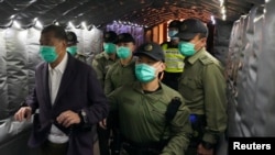 香港壹傳媒創辦人黎智英12月31日離開終審法院前往監獄時身上被鎖上鐵鏈（路透社照片）