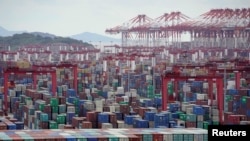 資料照片：2020年10月19日，新冠病毒疫情的持續中的上海洋山深水港的集裝箱。 （路透社照片）