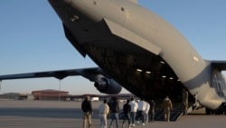 美國無證移民在德州一個空軍基地登上一架C-17軍用運輸機進行遣返。 (2025年1月23日)