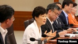 박근혜 한국 대통령(왼쪽 2번째)이 4일 청와대에서 열린 국무회의에서 발언하고 있다. 
