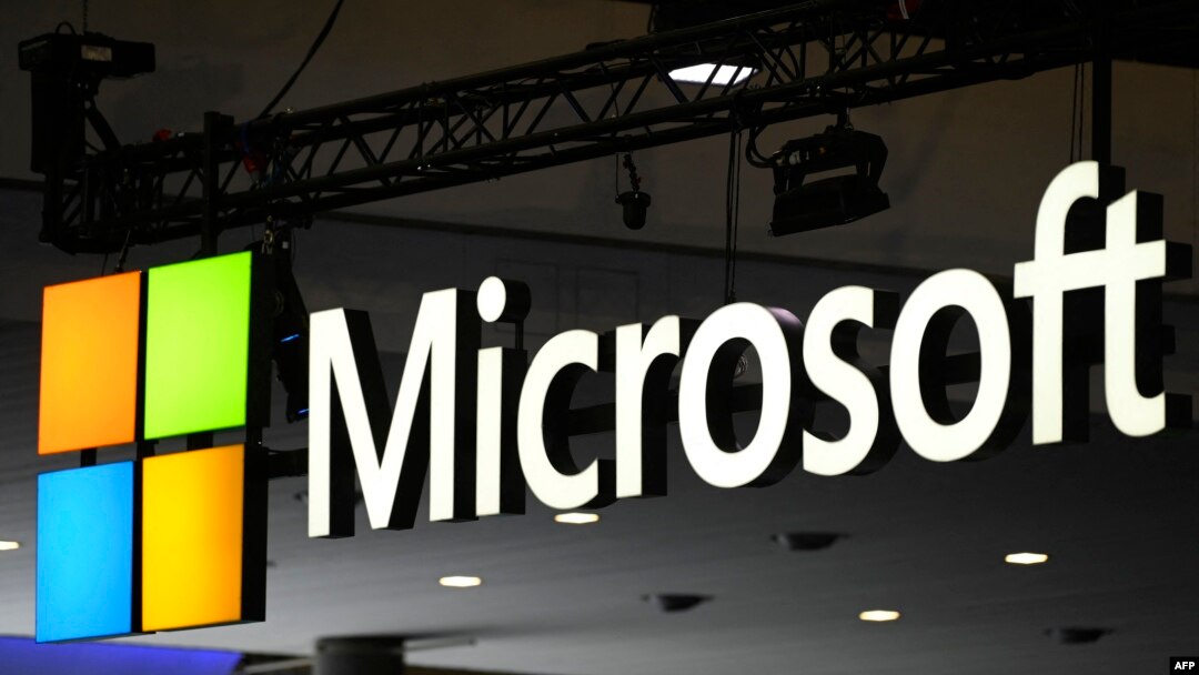 在巴塞羅那舉行的電信行業最大的年度盛會—世界移動通信大會(MWC)上,美國科技巨頭微軟的公司標誌。(2023 年3月2日)