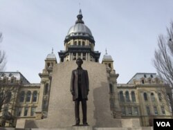 The current Illinois State Capitol, where President Barack Obama spoke to state lawmakers on Wednesday. (K. Farabaugh/VOA)