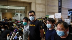 香港親民主派立法會議員林卓廷（左二）和許智峰（左一）獲保釋後對媒體講話（路透社2020年8月27日）