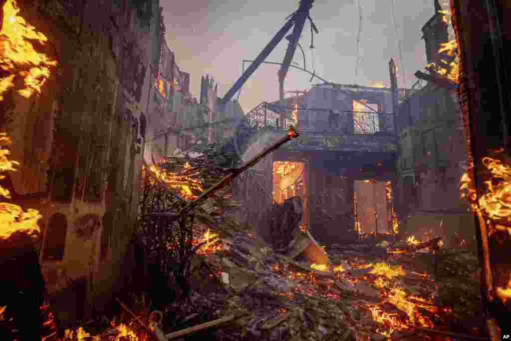 O incêndio em Palisades queima uma residência no bairro de Pacific Palisades, em Los Angeles, a 7 de janeiro de 2025.
