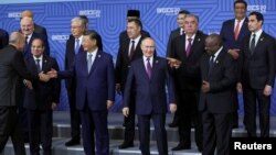 金磚國家首腦及與會國家領導人在俄羅斯喀山舉行峰會期間合影。 （2024年10月24日）