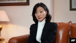 前國際刑警組織主席孟宏偉的妻子高歌在法國里昂接受美聯社採訪。（2021年11月18日）
