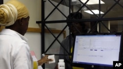 Wata Kwararriya Harkar Lafiya A Afrika