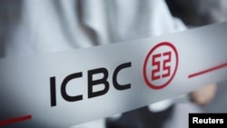 國工商銀行在北京一家分行大門上的標誌。（2019年4月1日）
