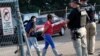 Arrestan a 680 personas en planta procesadora de alimentos en Mississippi