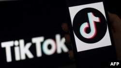 一個蘋果手機螢幕上顯示的社交媒體應用程式TikTok。